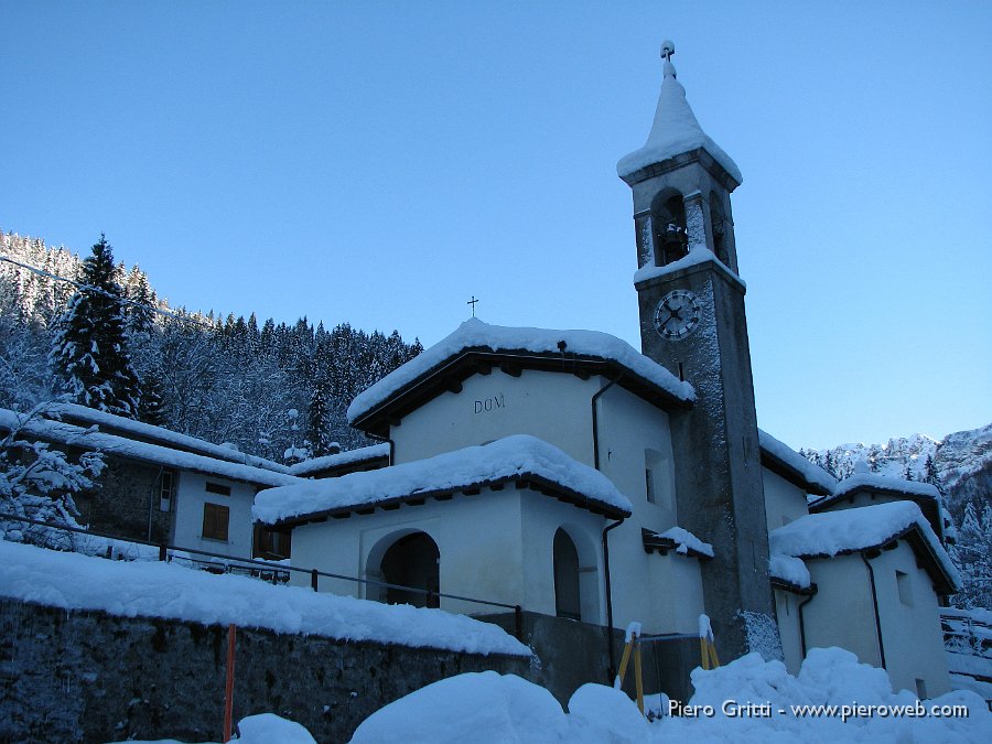 pusdosso7dic08 003.jpg - La chiesetta imbacuccta di neve